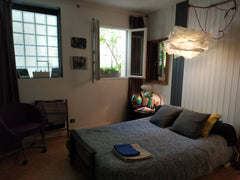 Chambre indépendante (accès en rdc par le garage) donnant sur un patio calme et  Bordeaux, France Chambre calme et indépendante, matelas futon Private room in home vacation rental 7855395