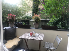 Smagfuld indrettet og hyggelig lejlighed et stenkast fra søerne og med egen grøn Denmark Fantastisk stille og indbydende oase midt i byen. Entire condo vacation rental 43465789