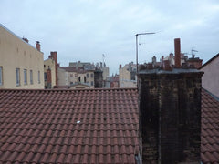 Belle et grande chambre (20 m2) dans un appartement ancien, à 5 mn à pieds de la Lyon, France grande chambre sur les pentes de la Croix Rousse Private room in rental unit vacation rental 25271921