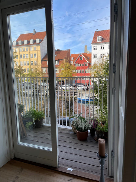 72 m2  stor bolig med stue og soveværelse, spisekøkken,  badeværelse og altan Le Copenhagen, Denmark Skøn 2V på Christianshavn med altan mod kanalen Entire condo vacation rental 52839550