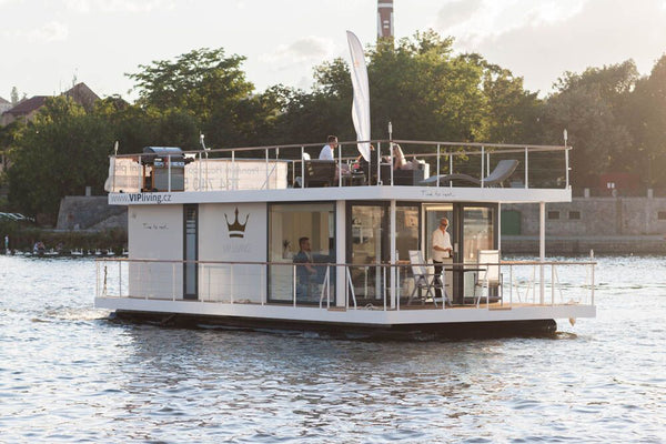 Při své skoro 12metrové délce nabízí houseboat na své střeše 50m2 terasu s plyno Prague, Czechia Vítáme vás na unikátním houseboatu Boat vacation rental 7588544
