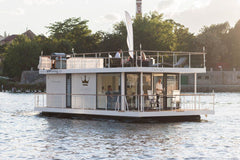 Při své skoro 12metrové délce nabízí houseboat na své střeše 50m2 terasu s plyno Prague, Czechia Vítáme vás na unikátním houseboatu Boat vacation rental 7588544