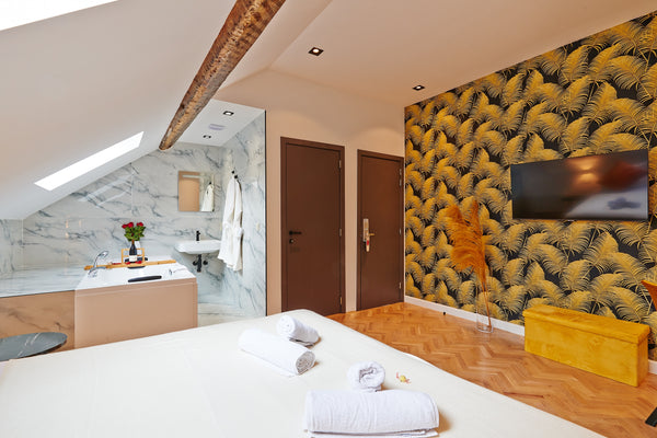 Cette suite BALNEO vous surprendra avec son bain à bulles, ouvert dans la chambr Brussels, Belgium Balneo SUITE PL. SAINTE CATHERINE Brussels Room in hotel vacation rental 50628472