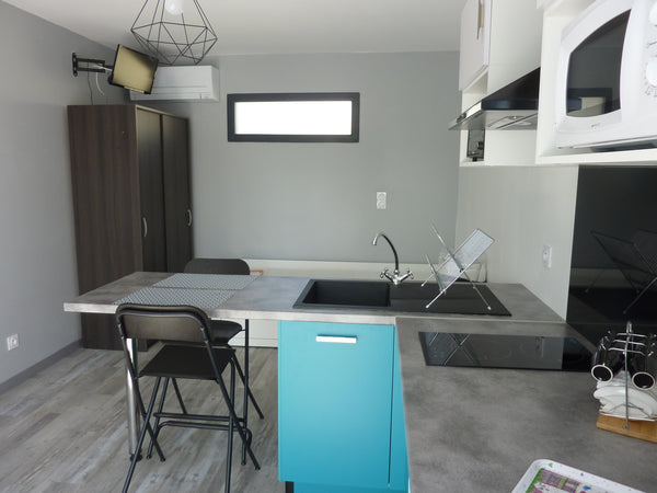 Idéalement situé pour visiter pour visiter Bordeaux et ses alentours. Ce studio  Bègles, France Bègles : agréable micro-maison climatisée. Entire townhouse vacation rental 580978836924555907