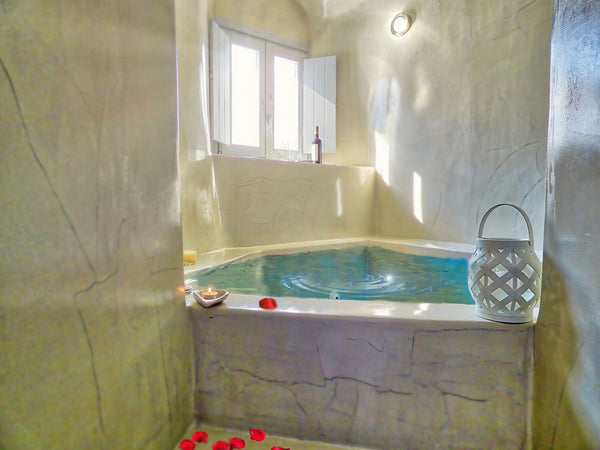 The Αeri Mist Suite is a comfortable Suite for 3 Persons with Private in-room Ja Akrotiri, Greece Cave room with private jaccuzzi Entire serviced apartment vacation rental 48268804