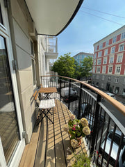 Nyd en stilfuld oplevelse i denne centralt beliggende bolig.  Skøn lejlighed med sydvendt altan på Vesterbro Entire condo vacation rental 695483744361146875