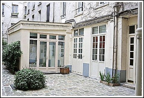 2 pièces, briques apparentes sous verrière, dans cour arborée à 2 pas du métro e Paris, France RDC lumineux proche canal St Martin Entire rental unit vacation rental 5615285
