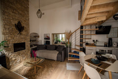 Situé dans une traboule, ce studio calme de 30m2, rénové en 2022, se constitue d Lyon, France Charmant studio au coeur du Vieux Lyon Entire rental unit vacation rental 673916675129373300