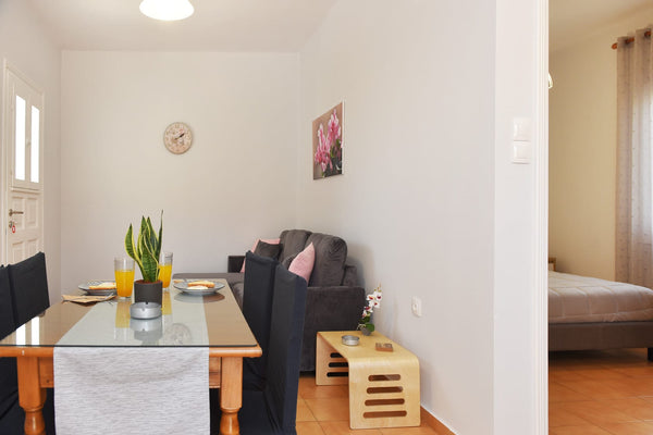 Our house is cozy, sunny and airy. Due to the house's layout, it's ideal for sma  Cyclamen III - Idyllic Apartment in Poseidonia Entire home vacation rental 613407312269154049