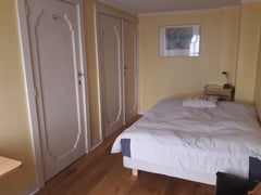 Le studio comprend : la chambre avec lit double et espace bureau, en annexe  un   Studio près de Mérode-Montgomery Entire rental unit vacation rental 26759613