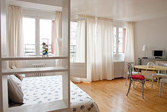 Studio spacieux très agréable refait à neuf dans un style sobre, épuré très lumi Paris, France Studio ensoleillé terrasse privée Entire rental unit vacation rental 7192268