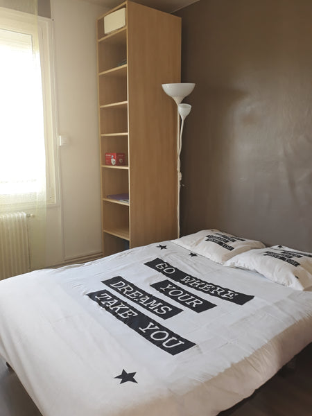 Situation idéale pour découvrir Bordeaux en tram bus et à pied, ou pour partir e Mérignac, France Chambre à 5 mn à pied du tramway direct Bordeaux Private room in rental unit vacation rental 35809847