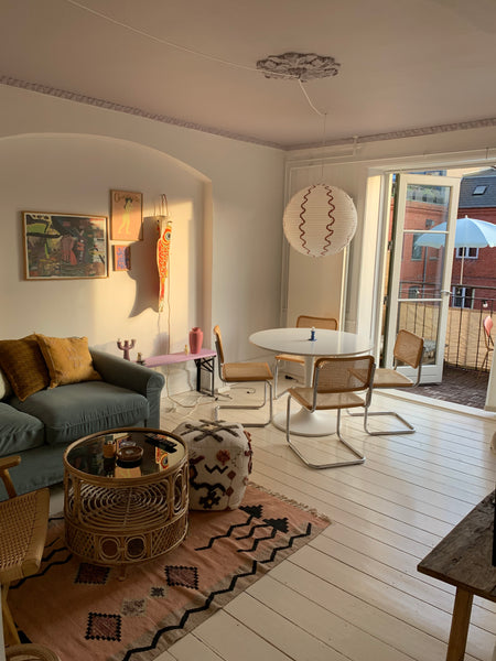Lys, rummelig og centraltbeliggende lejlighed midt på Vesterbro lejes ud. Der er  Skøn lejlighed på Vesterbro Entire condo vacation rental 692528072845057360