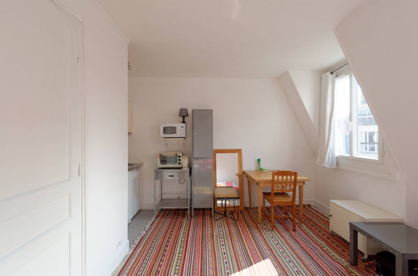 This studio (17 m2) is very quite and full of light. Many shops around for food, Paris, France Auteuil village Entire rental unit vacation rental 6129546
