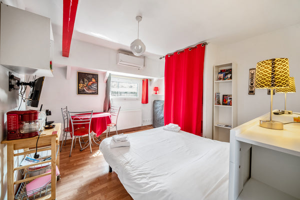 Le studio meublé sur la péniche Acis et Galatée, Le Castor, c'est une manière or  Studio Péniche au coeur de Lyon pour 2 personnes, insolite et calme Entire rental unit vacation rental 675075395564679668
