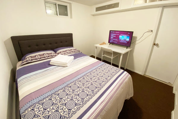 5- 10 minutes walk from LGA terminal B. Cozy room with Roku TV. Bathroom is shar New York, United States Home in Queens · ★4.59 · 1 bedroom · 1 bed · 1 shared bath Private room in home vacation rental 39633917