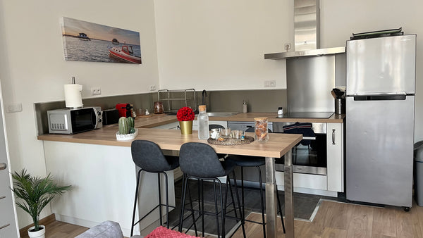 Idéalement situé à 50m de la gare de Bordeaux, cette chambre basée dans une mais  Private room station bx green YourHostHelper Private room in home vacation rental 659786292177035544