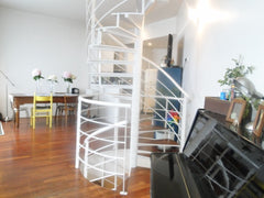 Loft atypique en triplex en face du parc des buttes Chaumont. Tout équipé et trè  Loft triplex aux buttes Chaumont Entire loft vacation rental 13657301