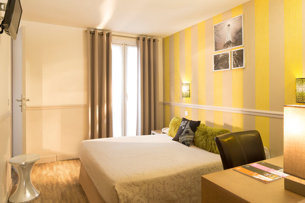 A moins de 100 m du métro Grands Boulevards (lignes 8 et 9), au pied des théâtre Paris, France Chambre double privée au coeur de Paris 9è Private room vacation rental 15356208