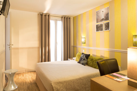 A moins de 100 m du métro Grands Boulevards (lignes 8 et 9), au pied des théâtre Paris, France Chambre double privée au coeur de Paris 9è Private room vacation rental 15356208