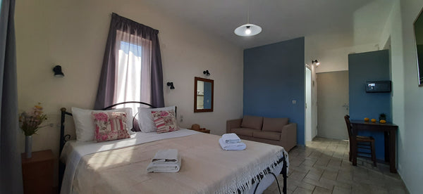 🇬🇧Nice sea view studio and balcony over the pool. Amazing sunsets from the balco Heraklion, Greece Anissaras sea view studio Aris Entire condo vacation rental 44424289