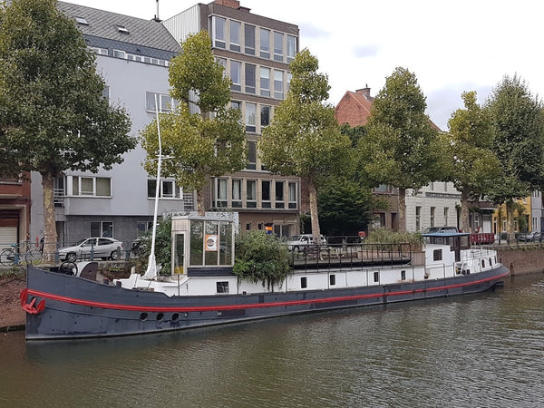 Eerst en vooral: welkom in Gent. Wil je de stad op een andere manier ontdekken e Gent, Belgium Unieke woonboot in centrum Gent 4 - 6 personen Boat vacation rental 22830013