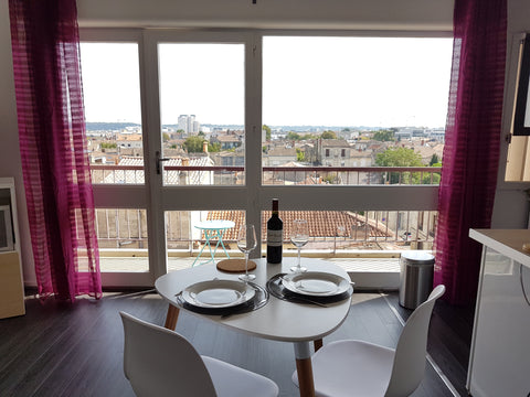 Appartement meublé de 28m2 entièrement rénové en 2017 avec vue panoramique et im Saint-Loubès, France Studio panoramique lumineux rénové Capucins Entire rental unit vacation rental 22979267