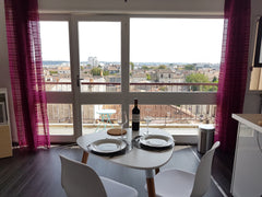 Appartement meublé de 28m2 entièrement rénové en 2017 avec vue panoramique et im Saint-Loubès, France Studio panoramique lumineux rénové Capucins Entire rental unit vacation rental 22979267