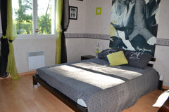 Chambre avec salle de bain privative, bain et douche, télévision. Le salon sera  Pessac, France Chambre dans maison individuelle Private room in home vacation rental 8629078