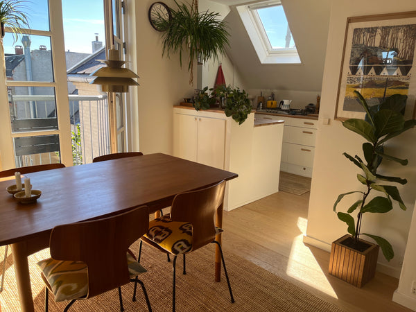 På en lukket brostensgade kan du nyde det gamle København tæt på. <br />Du har h Copenhagen, Denmark Hyggelig kvistlejlighed i indre København Entire condo vacation rental 662200936604322702