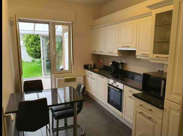 Centraal gelegen maar toch met de nodige rust. Mogelijkheid om 1 auto gratis te  Eeklo, Belgium Mooi appartement met veranda en tuin op 1e verdiep Entire rental unit vacation rental 50361697