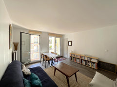 Vous apprécierez mon appartement pour son emplacement, dans une rue calme à deux Paris, France Un appartement, terrasse au coeur de Paris Entire rental unit vacation rental 13809265