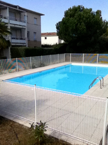 Bonjour, je propose un joli t2 avec une grande piscine, il est meublé tout équip Eysines, France Au DOMAINE DU MEDOC - BORDEAUX Entire condo vacation rental 6595272
