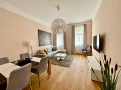 Cozy, bright, quiet and NO SMOKING 🚭 apartment located in the 5th district near  Vienna, Austria ⭐️Cozy apartment🚭Netflix+Whirlpool🚭close to center⭐️ Entire rental unit vacation rental 44704419