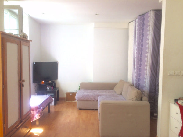 Studio spacieux de 35 mètre carré, très lumineux avec un bar américain ou il est Paris, France Studio au coeur de Paris Entire rental unit vacation rental 7192415
