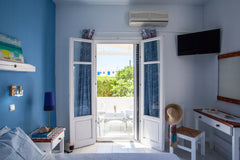 GuestHouse Perdikouli is located in the traditional village of Alyki, Paros. Onl Athens, Greece Οικογενειακό Δωμάτιο σε Κυκλαδίτικο Ξενώνα Room in aparthotel vacation rental 10102539