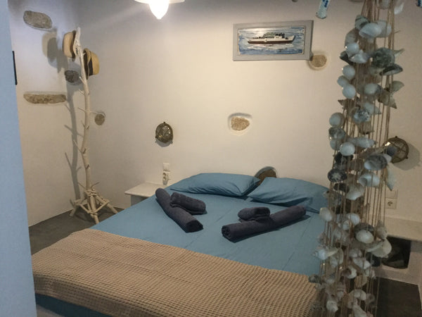 This fully refurbished traditional house is  very close to the port (7 min walk)  Maroulia`s traditional house in Paroikia (Παρος) Cycladic home vacation rental 20262268