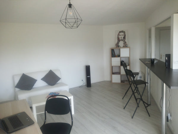 appartement agréable 48m2 avec balcon dans résidence sécurisée avec gardienne da Saintes, France Appart T2 bdx centre, parking, balcon, tram 5 min Entire condo vacation rental 23284356