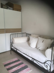 Une chambre dans un appartement dans un quartier résidentiel proche de transport  Auderghem, agréable chambre Private room in bed and breakfast vacation rental 50968344