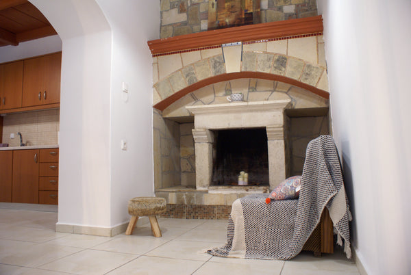 Located in the historic settlement of Episkopi, in a rustic area, only a few ste  