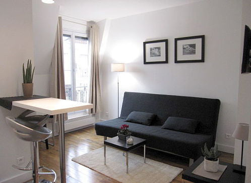 Recently renovated, fully-fitted apartment, located in a quiet street, nice typi Paris, France Sunny apartment. 