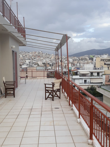 Hello! My place is a small, renovated studio with a splendid view in a very quie Paris, Île-de-France, France Little, central studio with a splendid view ! Entire rental unit vacation rental 30349359