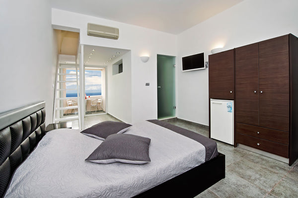 Small maisonette with attic, with sea view, bathroom with hydromassage.<br />Wal Greece Gianna Suites
