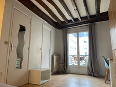 Grande chambre calme avec un lit simple, un dressing, un petit WC donnant sur un Paris, France Chambre calme et lumineuse dans grand appartement Private room in rental unit vacation rental 1466977