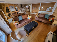 Situé directement sur la magnifique Place Sathonay, ce grand appartement typique Lyon, France L'Authentique,95m2 au pied des pentes Croix Rousse Entire rental unit vacation rental 53000895