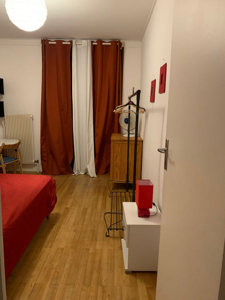 L'ensemble du groupe bénéficiera d'un accès facile à tous les sites et commodité Lyon, France Chambre bien située au pied des Halles Paul Bocuse Private room in rental unit vacation rental 699174330338128282