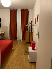L'ensemble du groupe bénéficiera d'un accès facile à tous les sites et commodité Lyon, France Chambre bien située au pied des Halles Paul Bocuse Private room in rental unit vacation rental 699174330338128282
