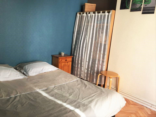 Nous vous proposons une chambre privée avec salle de bain partagée dans un charm Paris, France Cozy room in Montmartre Private room in rental unit vacation rental 12888113