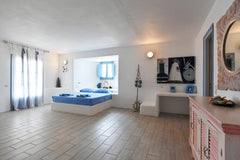 Camera quadrupla di ampie dimensioni, in stile cicladico, graziosamente arredata Faenza, Italy Camera stile cicladico vista mare c/o Villa Rossi Entire villa vacation rental 42288878