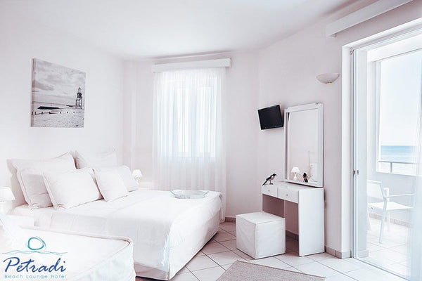 Comfortable rooms (17-20 sq.m.) elegantly decorated in white tones opening to a   Classic Double Room with Sea view Private room in bed and breakfast vacation rental 21482341